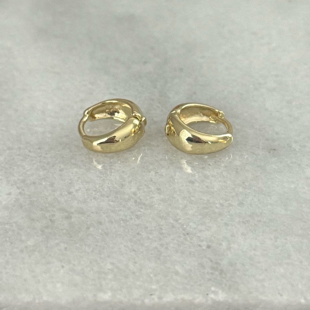 Gold Thick Small Huggie Hoop Earrings Earrings 

Brand New